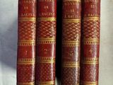 trois vieux livres posés l'un sur l'autre sur une table
