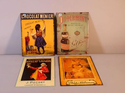 trois livres sont posés sur une table les uns à côté des autres