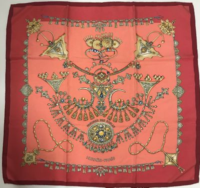 une image représentant une écharpe rouge ornée d'un motif
