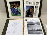 un livre ouvert posé sur une table recouverte de photos