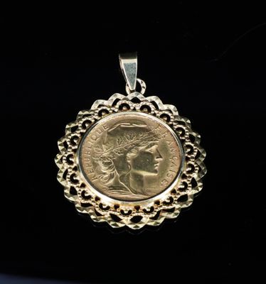 gros plan d'une pièce d'or portant un visage de femme