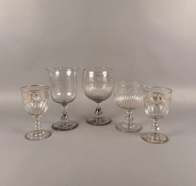 six gobelets en verre et deux verres à vin sur fond blanc
