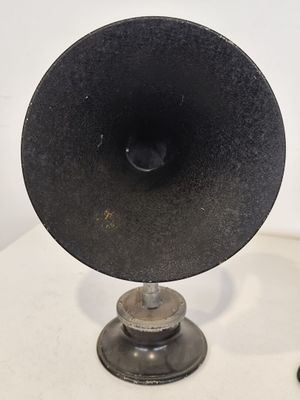 une enceinte noire posée sur une table blanche
