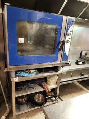 un four bleu qui se trouve dans une cuisine