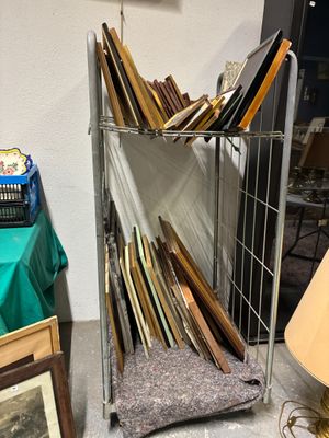 une étagère en métal sur laquelle sont posés tout un tas de livres