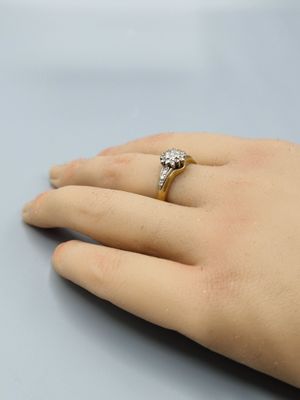 une main de femme portant une bague en diamant