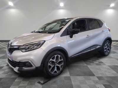 une voiture blanche garée sur un sol en damier dans un garage