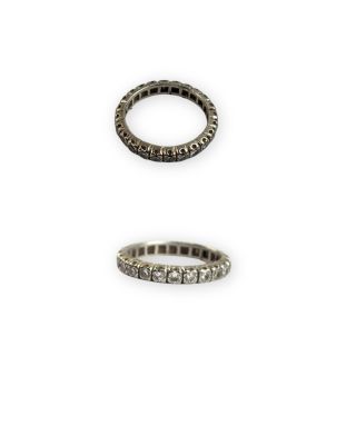 trois types différents de bagues en diamant sur fond blanc