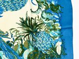 une photo d'une écharpe bleue et blanche ornée de paons