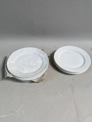 deux assiettes blanches posées l'une sur l'autre