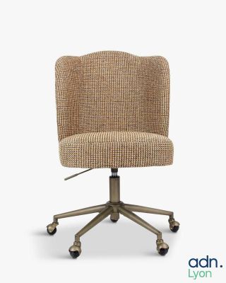 une image représentant une chaise de bureau à roulettes sur fond blanc