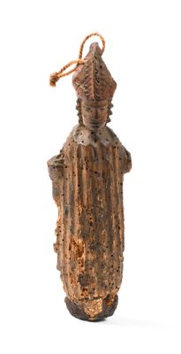 une petite figurine en bois représentant un homme coiffé d'un chapeau
