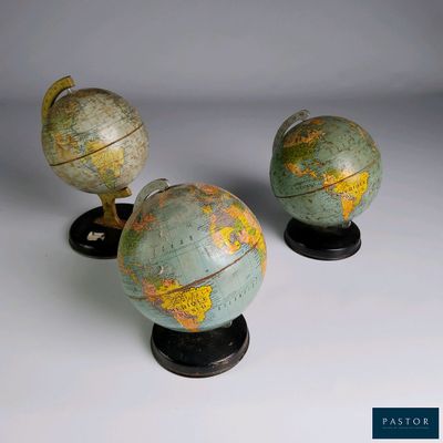 trois globes posés les uns sur les autres sur une table