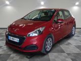 la voiture rouge est garée sur un sol en damier dans le garage