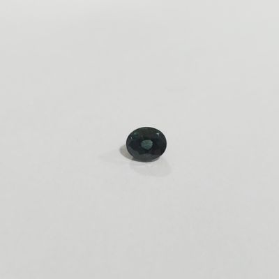 un seul diamant noir sur une surface blanche