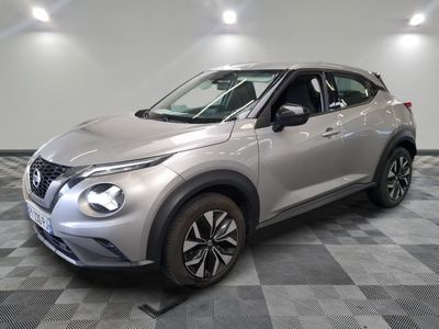 le suv argenté de nissan est garé sur un carrelage à carreaux