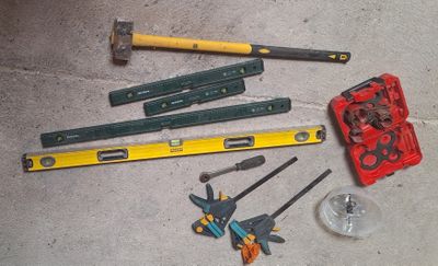 de nombreux outils posés à même le sol