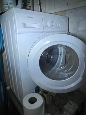 une rondelle et un rouleau de papier toilette dans une petite pièce