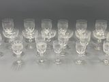 beaucoup de verres à vin vides sur la table