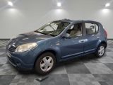 la photo d'une voiture bleue garée dans un garage