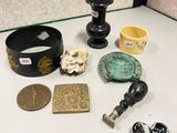 un grand nombre d'objets posés sur une table