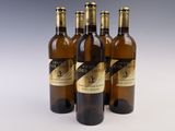 quatre bouteilles de vin sont alignées sur une table