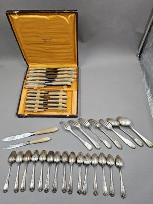 beaucoup d'argenterie dans un coffret sur la table