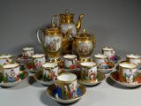 un grand nombre de tasses et de soucoupes sur une table