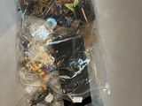 un sac d'objets assortis posé sur une table