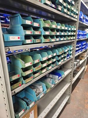 de nombreux bacs sur les rayons du magasin