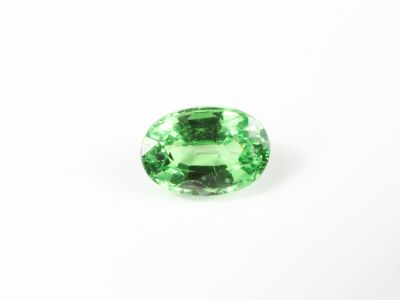 des tourmalines vertes sur fond blanc