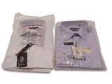 des chemises rayées violettes et blanches dans des sacs en plastique, sur fond blanc
