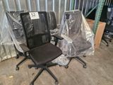 deux chaises de bureau emballées dans du plastique