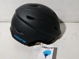 un casque posé par terre à côté d'un colis