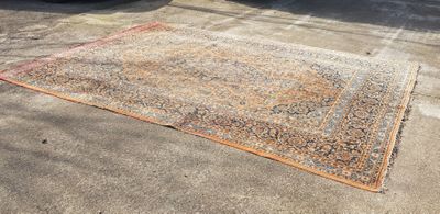 Tapis en laine à décor d'entrelacs polychromes - 259 x 377 c…