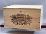 une image représentant une boîte en bois sur laquelle figure l'illustration d'un château