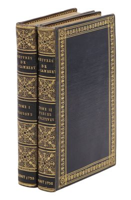 un livre noir avec des bordures dorées et une couverture noire