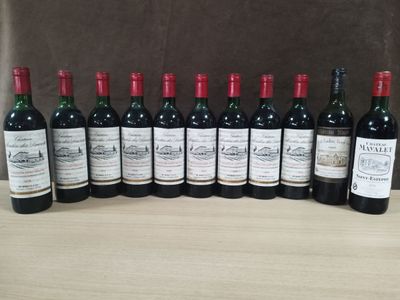 un lot de bouteilles de vin posées sur une table en bois