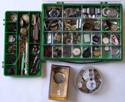 une boîte verte remplie d'objets divers posée sur une table