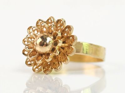 bague plaquée or ornée d'un motif floral et d'un diamant au centre