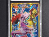 gros plan d'une carte pokemon dans un étui en plastique