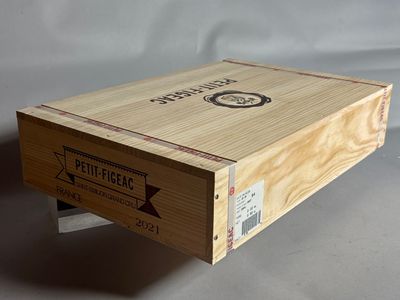 une boîte en bois avec une étiquette sur une table