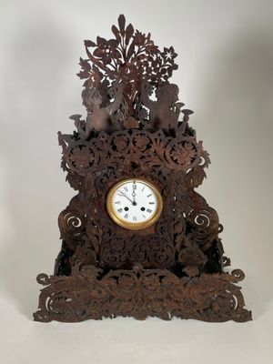 une horloge en bois posée sur une table