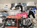 une pile de vêtements posée sur une table