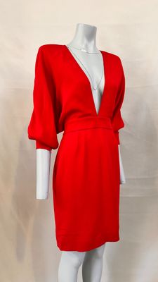 robe rouge sur un mannequin d'exposition, avec un mannequin blanc en arrière-plan