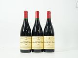 trois bouteilles de vin posées sur une table blanche
