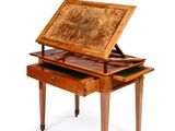 l'image d'un bureau en bois avec un tiroir en dessous