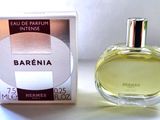 une image représentant un flacon de parfum posé à côté d'un coffret de parfum