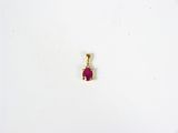 un pendentif en or orné d'un rubis au centre