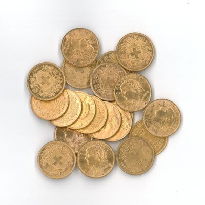 une pile de pièces d'or sur une surface blanche